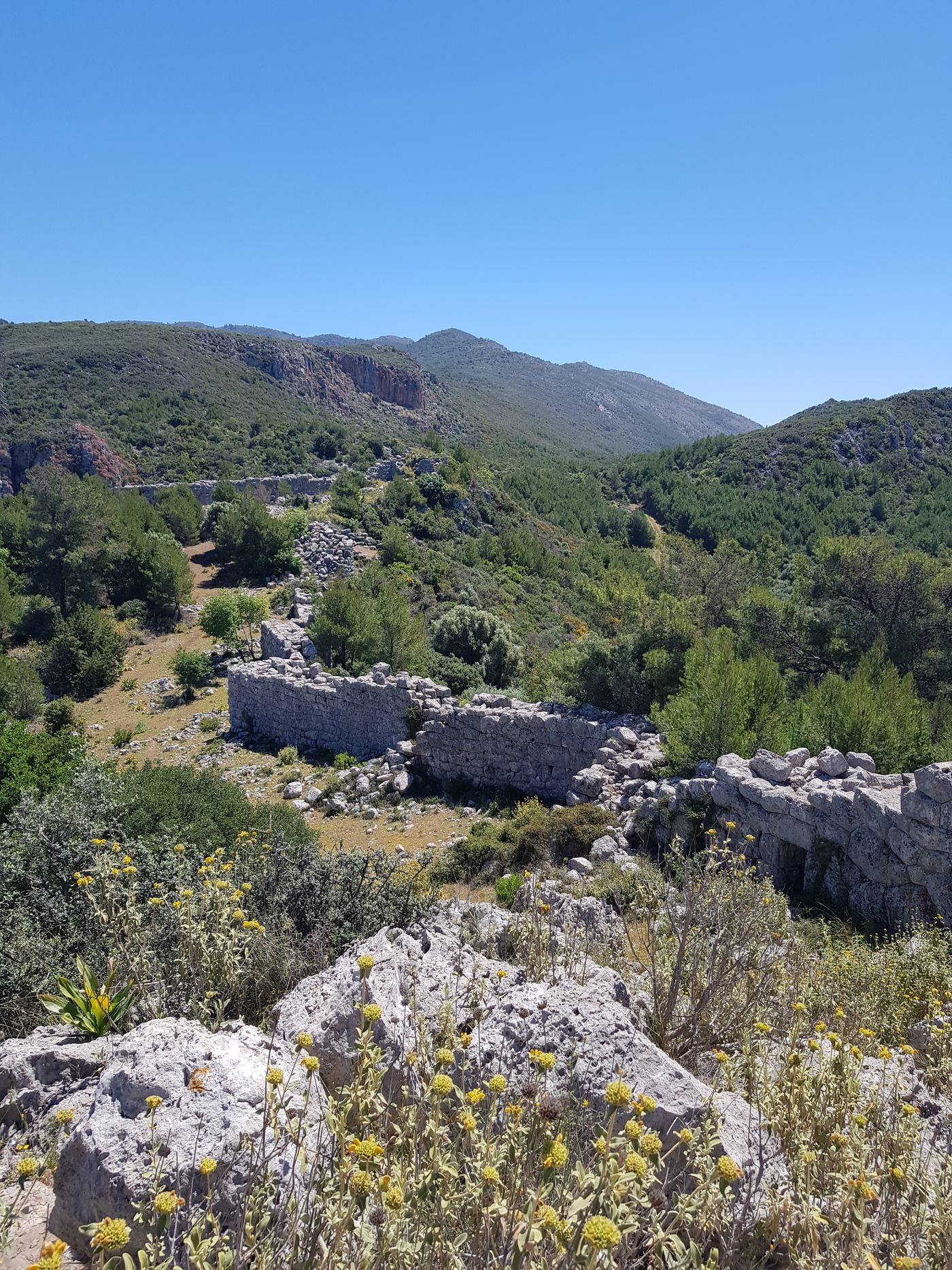 Ancient walls on the hillside: the acropolis of Ancient Samis.