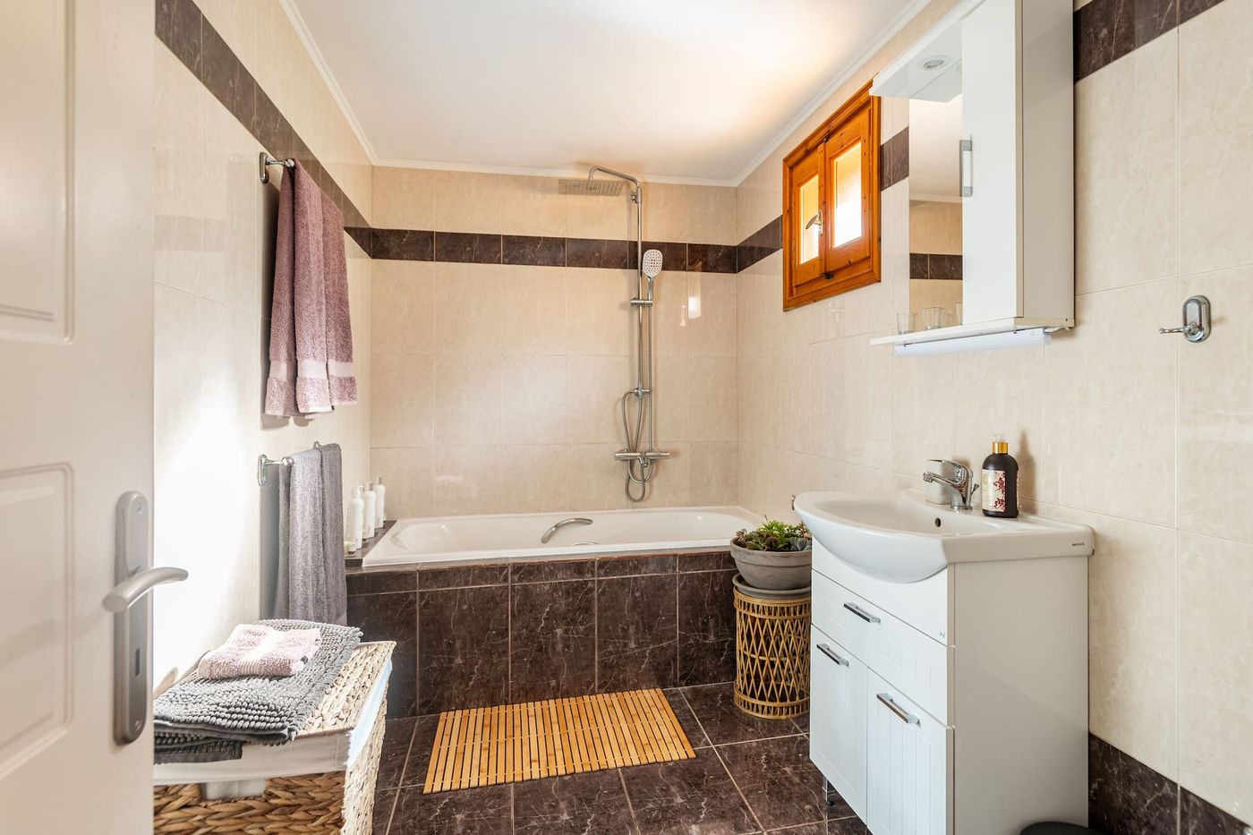 The full bathroom: bath with shower. Towels and beach towels are provided.
