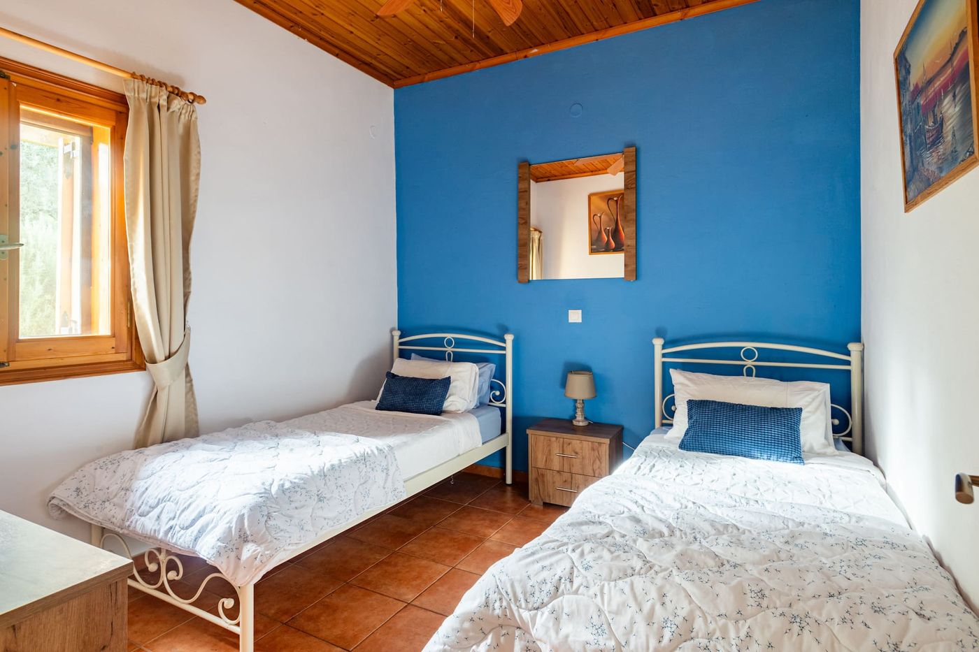 The twin room: two single beds.