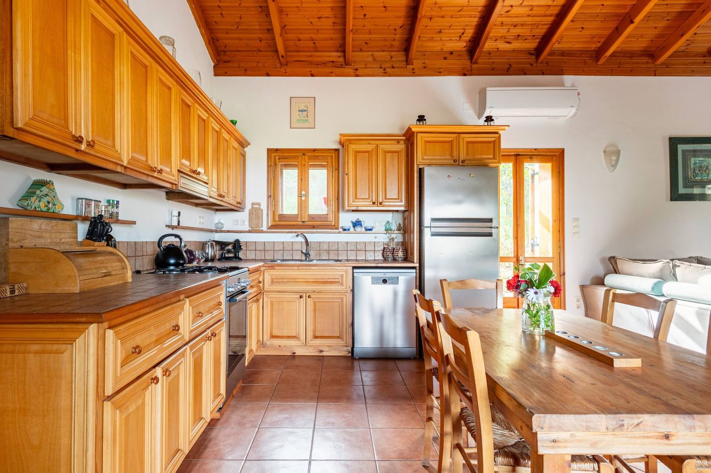 The kitchen: oven, hob, dishwasher and coffee maker.