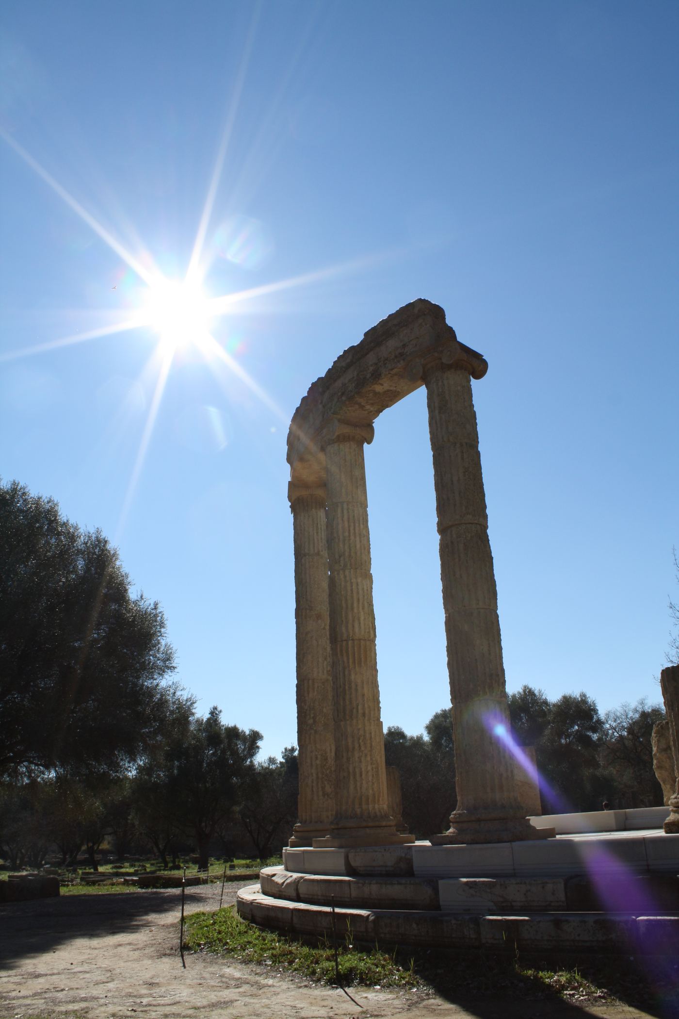 The sun through the columns.